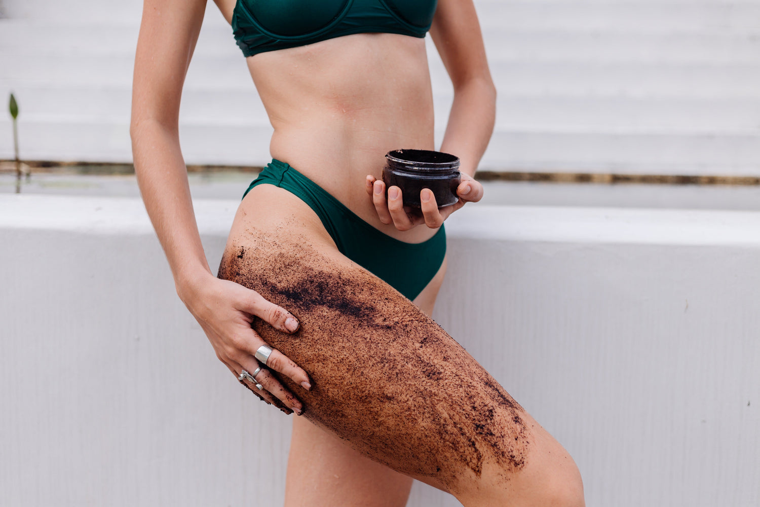 Peeling a opalování: Proč je peeling v létě důležitější, než si myslíte